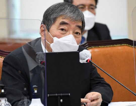 윤석헌 금융감독원장은 지난 17일 국회에서 열린 정무위원회 업무보고에서 국회의원들의 질의에 답변하고 있다.(연합뉴스 제공)